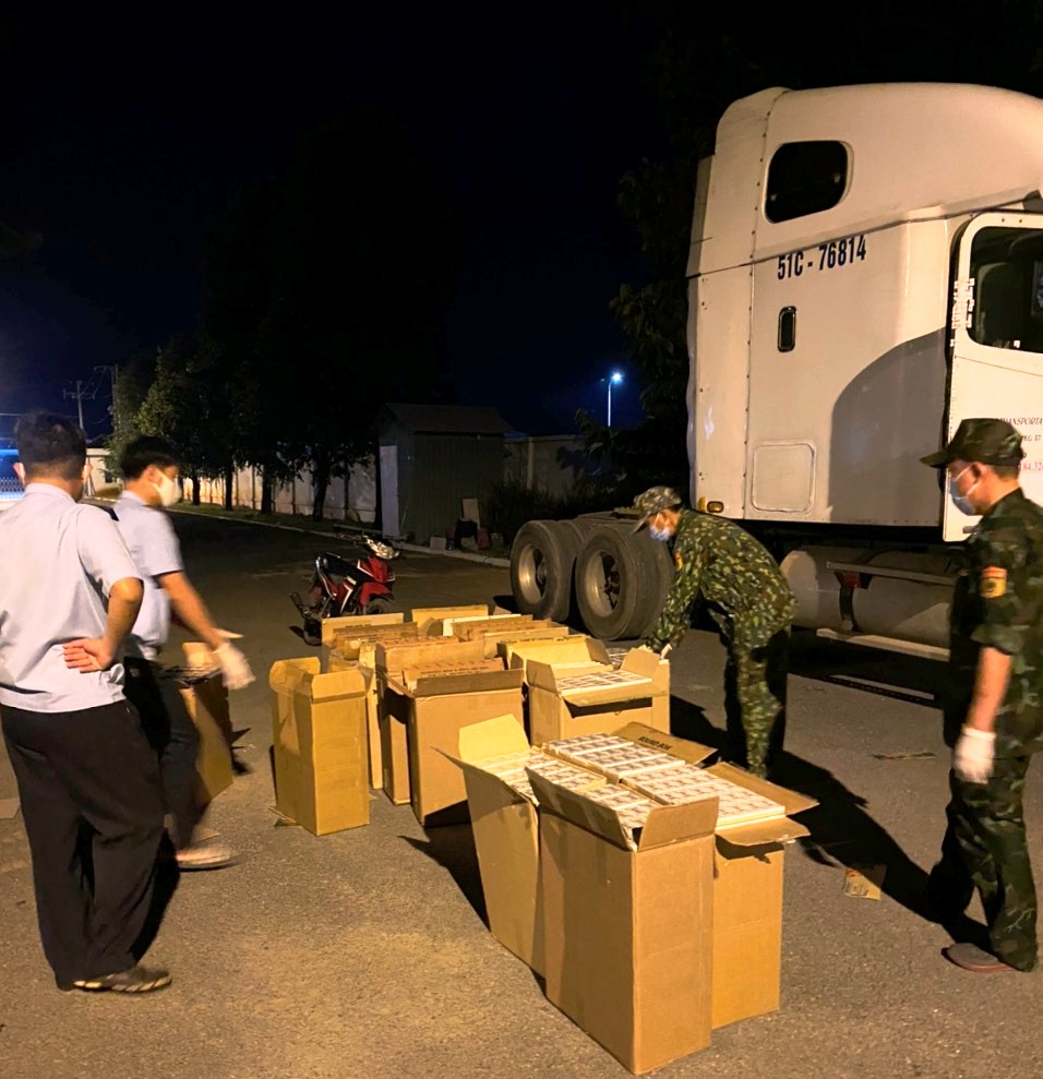 Bắt giữ vụ buôn lậu 10.000 gói thuốc lá ngoại 